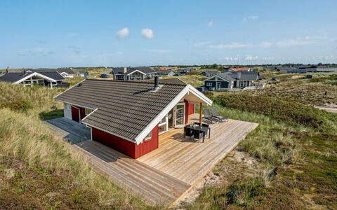 Emelie - 200M from the Sea: Meubles, Table, Mobilier De Jardin, Tableau De Plein Air, Chaise, Tache De Bois, Ombre, Arrière-Cour, Chalet, Table Cuisine Et Salle A Manger