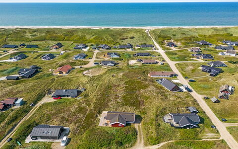 Emelie - 200M from the Sea: Architecture, Toit, Domicile, Composite, Daylighting, Siding, Allée