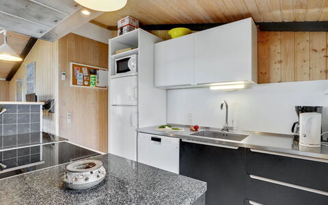 Friedel - 150M from the Sea: Cuisine, Comptoir, Appareil De Cuisine, Principaux Appliance, Plafond, Design Intérieur, Evier, Cabinetry, Sol, Électroménager
