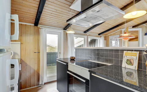 Friedel - 150M from the Sea: Bois, Cuisine, Plafond, Principaux Appliance, Comptoir, Tache De Bois, Appareil De Cuisine, Dur, Électroménager, Cabinetry