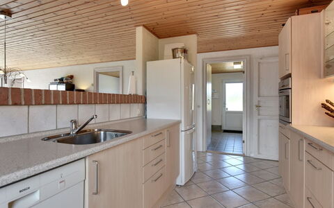 Dorothea - 450M to the Fjord: Comptoir, Sol, Cuisine, Design Intérieur, Meubles, Sol, Cabinetry, Bois, Plafond, Luminaire