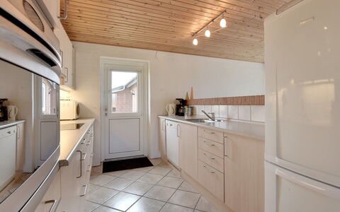 Dorothea - 450M to the Fjord: Bois, Sol, Design Intérieur, Comptoir, Cuisine, Plafond, Sol, Cabinetry, Meubles, Éclairage