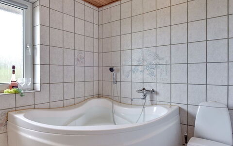 Dorothea - 450M to the Fjord: Salle De Bains, Luminaire Plomberie, Baignoire, Sol, Design Intérieur, Sol, Robinet, Plomberie, Tuile, Pièce