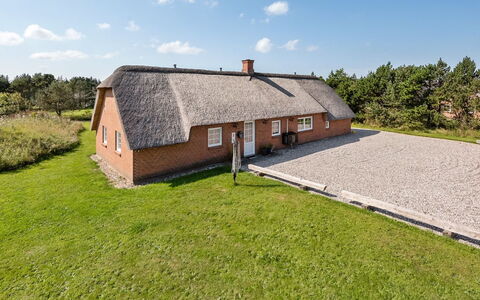 Aane - 1.8Km from the Sea: Voiture, Berline, Familiale