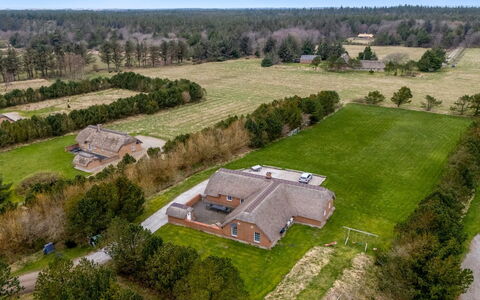 Aane - 1.8Km from the Sea: Voiture, Berline, Familiale