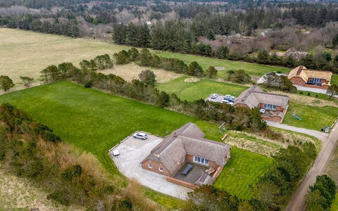 Aane - 1.8Km from the Sea: Voiture, Berline, Familiale