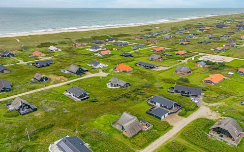 Balthasar - 200M from the Sea: Bois, Toit, Architecture, Domicile, Maison, Chalet, Siding, Dur, Pente, Biens