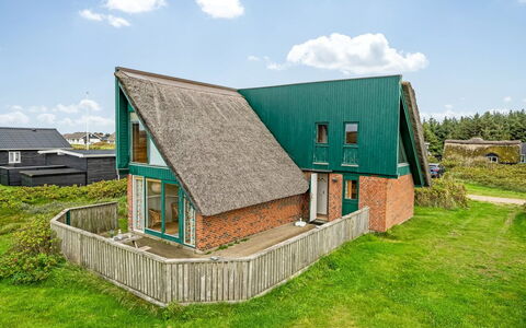 Balthasar - 200M from the Sea: Bois, Toit, Architecture, Domicile, Maison, Chalet, Siding, Dur, Pente, Biens