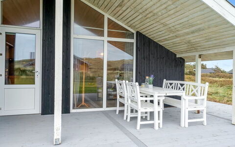 Elnur - 100M from the Sea: Bois, Domicile, Porche, Chalet, Ombre, Plafond, Planche, Dur, Siding, Tache De Bois