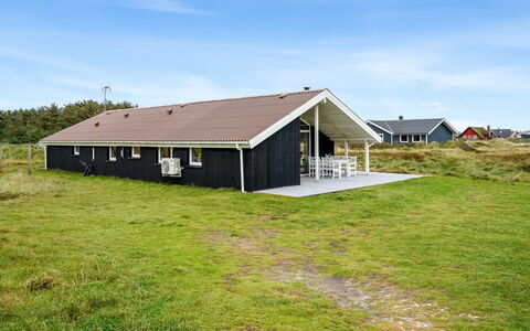 Elnur - 100M from the Sea: Bâtiment, Maison, Bois, Domicile, Toit, Chalet, Zone Résidentielle, Arbuste, Architecture