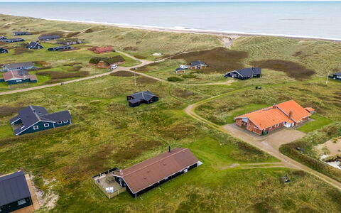 Elnur - 100M from the Sea: Chalet, Domicile, Maison, Toit, Porche, Biens, Siding, Batiments Jardin, Ferme, Cour