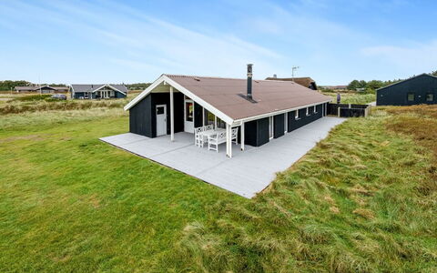 Elnur - 100M from the Sea: Chalet, Domicile, Maison, Toit, Porche, Biens, Siding, Batiments Jardin, Ferme, Cour