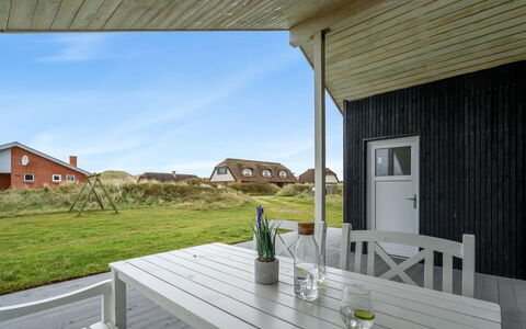 Elnur - 100M from the Sea: Chalet, Domicile, Maison, Toit, Porche, Biens, Siding, Batiments Jardin, Ferme, Cour
