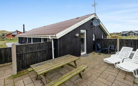 Elnur - 100M from the Sea: Chalet, Domicile, Maison, Toit, Porche, Biens, Siding, Batiments Jardin, Ferme, Cour