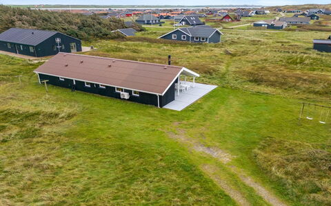 Elnur - 100M from the Sea: Chalet, Domicile, Maison, Toit, Porche, Biens, Siding, Batiments Jardin, Ferme, Cour