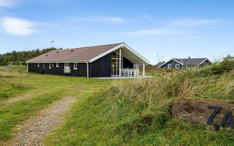 Elnur - 100M from the Sea: Chalet, Domicile, Maison, Toit, Porche, Biens, Siding, Batiments Jardin, Ferme, Cour