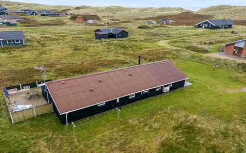 Elnur - 100M from the Sea: Chalet, Domicile, Maison, Toit, Porche, Biens, Siding, Batiments Jardin, Ferme, Cour