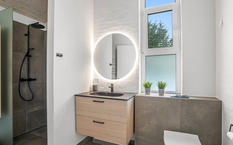 Hariet - 600M from the Sea: Salle De Bains, Design Intérieur, Lavabo, Luminaire Plomberie, Sol, Sol, Mur, Évier, Armoire De Toilette, Miroir