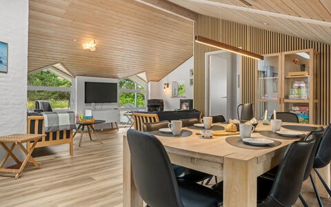 Hariet - 600M from the Sea: Design Intérieur, Sol, Bois, Parquet, Plafond, Sol, Canapé, Meubles, Pièce, Salon