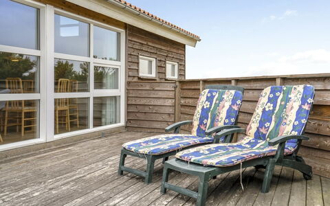 Jerg - 500M from the Sea: Arbuste, Design Urbain, Couverture De Sol, Brique, Appartement, Biens, Brickwork, Balcon, Aménagement Paysager