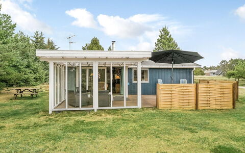 Hughlek - 900M from the Sea: Maison, Domicile, Porte, Toit, Chalet, Biens, Jardin, Ombre, Siding, Cour