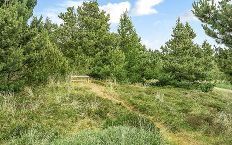 Hughlek - 900M from the Sea: Maison, Domicile, Porte, Toit, Chalet, Biens, Jardin, Ombre, Siding, Cour