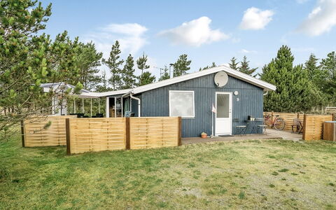 Hughlek - 900M from the Sea: Maison, Domicile, Porte, Toit, Chalet, Biens, Jardin, Ombre, Siding, Cour