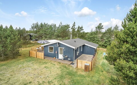 Hughlek - 900M from the Sea: Maison, Domicile, Porte, Toit, Chalet, Biens, Jardin, Ombre, Siding, Cour