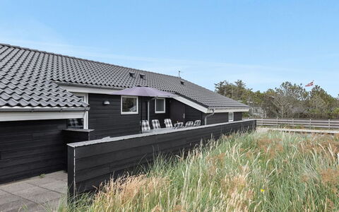 Mavis - 800M from the Sea: Bâtiment, Maison, Bois, Domicile, Toit, Chalet, Zone Résidentielle, Arbuste, Architecture