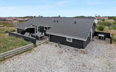 Mavis - 800M from the Sea: Bâtiment, Maison, Bois, Domicile, Toit, Chalet, Zone Résidentielle, Arbuste, Architecture