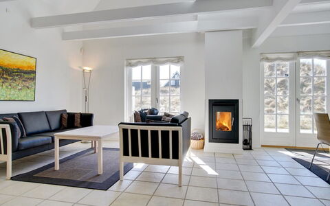 Ønef - 1Km from the Sea: Meubles, Design Intérieur, Chaise, Sol, Table, Recours, Sol, Plafond, Pièce, Eco Hôtel