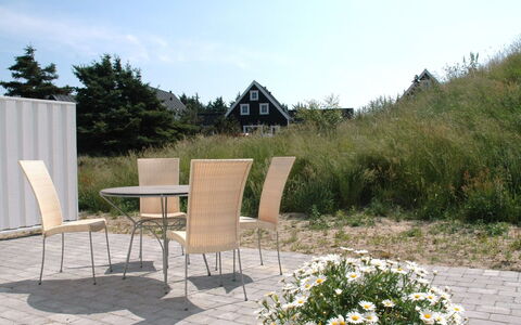 Ønef - 1Km from the Sea: Meubles, Design Intérieur, Chaise, Sol, Table, Recours, Sol, Plafond, Pièce, Eco Hôtel