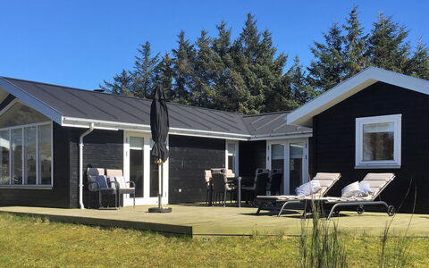 Bylgja - 1.7Km from the Sea: Toit, Maison, Domicile, Chalet, Zone Résidentielle, Siding, Pelouse, Porche, Porte, Biens