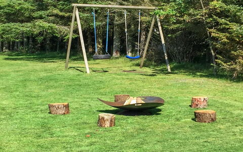 Bylgja - 1.7Km from the Sea: Herbe, Balançoire, Équipement Extérieur Play, Jardin, Plaine, Pelouse, Tronc, Arrière-Cour, Ombre