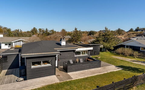Ozan - 400M from the Sea: Toit, Chalet, Domicile, Ombre, Siding, Ferme, Porche, Structure En Plein Air, Batiments Jardin