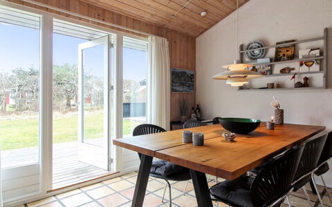 Birette - 1.5Km from the Sea: Meubles, Design Intérieur, Sol, Chaise, Table, Sol, Salle À Manger, Bois, Table Cuisine Et Salle A Manger, Plafond