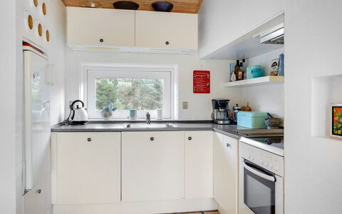 Birette - 1.5Km from the Sea: Appareil De Cuisine, Cuisine, Principaux Appliance, Design Intérieur, Comptoir, Sol, Bois, Cuisinière, Électroménager, Plafond