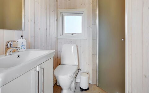 Birette - 1.5Km from the Sea: Sol, Luminaire Plomberie, Mur, Sol, Bois, Salle De Bains, Toilette, Siège De Toilette, Design Intérieur, Évier