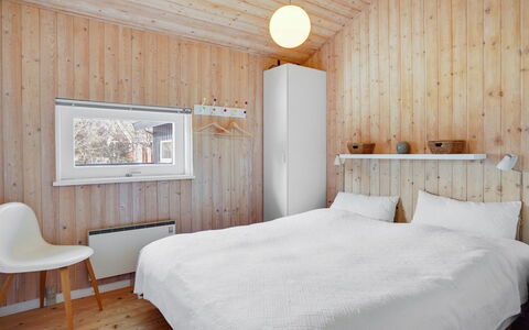 Birette - 1.5Km from the Sea: Chambre, Mur, Bois, Lit, Drap De Lit, Literie, Plafond, Design Intérieur, Sol, Sol