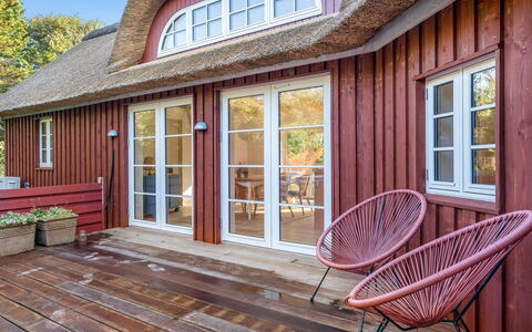 Beghel - 350M from the Sea: Bois, Chalet, Plate-Forme, Dur, Parquet, Tache De Bois, Ombre, Planche, Porche, Chaise