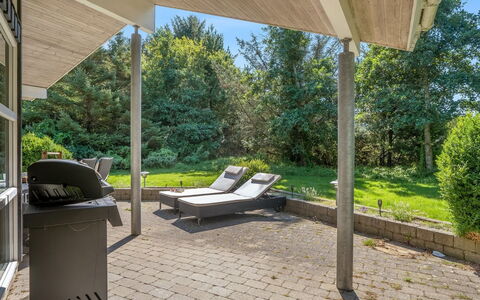 Bina - 1.9Km from the Sea: Bois, Porche, Plafond, Jardin, Ombre, Lot Terre, Mobilier De Jardin, Structure En Plein Air, Aménagement Paysager, Biens