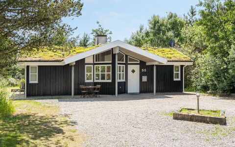 Bina - 1.9Km from the Sea: Bois, Toit, Maison, Chalet, Porte, Domicile, Siding, Lot Terre, Batiments Jardin, Cabanon
