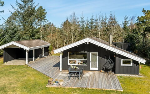 Akka - 2Km from the Sea: Maison, Domicile, Porte, Toit, Chalet, Biens, Jardin, Ombre, Siding, Cour