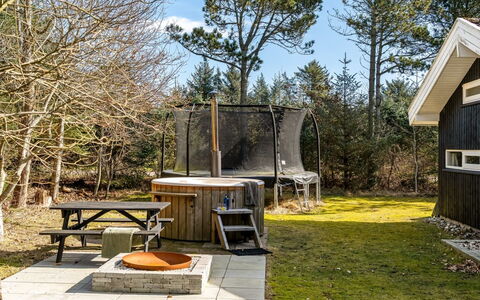 Akka - 2Km from the Sea: Maison, Domicile, Porte, Toit, Chalet, Biens, Jardin, Ombre, Siding, Cour