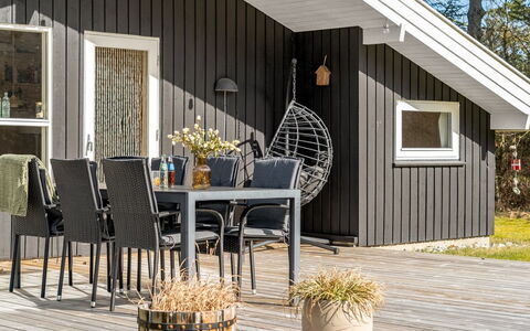 Akka - 2Km from the Sea: Maison, Domicile, Porte, Toit, Chalet, Biens, Jardin, Ombre, Siding, Cour