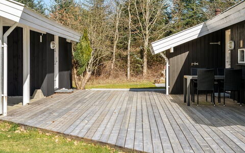 Akka - 2Km from the Sea: Maison, Domicile, Porte, Toit, Chalet, Biens, Jardin, Ombre, Siding, Cour