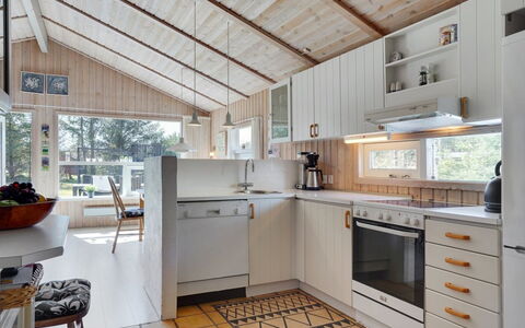 Akka - 2Km from the Sea: Cuisine, Design Intérieur, Comptoir, Sol, Appareil De Cuisine, Bois, Plafond, Meubles, Cabinetry, Sol
