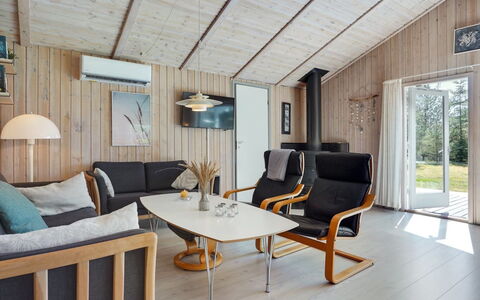 Akka - 2Km from the Sea: Bois, Design Intérieur, Sol, Salon, Sol, Plafond, Meubles, Pièce, Canapé, Luminaire