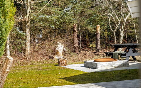 Akka - 2Km from the Sea: Feuille, Bois, Meubles, Jardin, Tronc, Mobilier De Jardin, Couverture De Sol, Arrière-Cour, Ombre