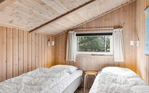 Akka - 2Km from the Sea: Bois, Chambre, Domicile, Lit, Literie, Drap De Lit, Chalet, Dur, Planche, Tache De Bois